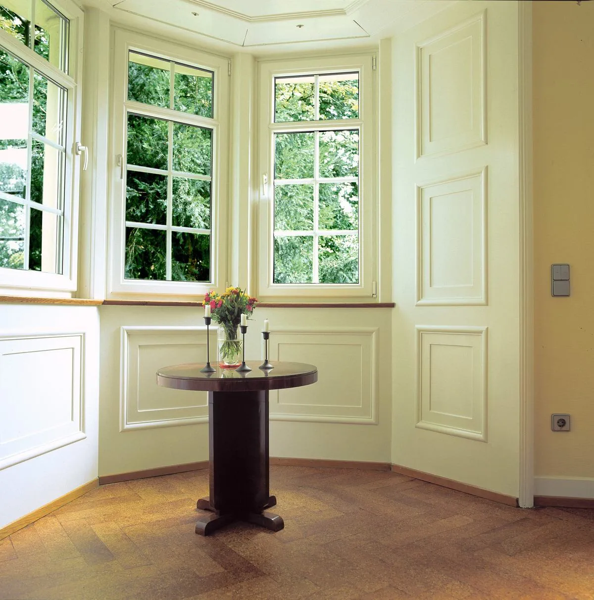 Klassischer Korkboden 11 Wohnzimmer 08 Natur Fischgraetverlegung_1200 – Korkboden Referenz von Naturo Bodenbeläge