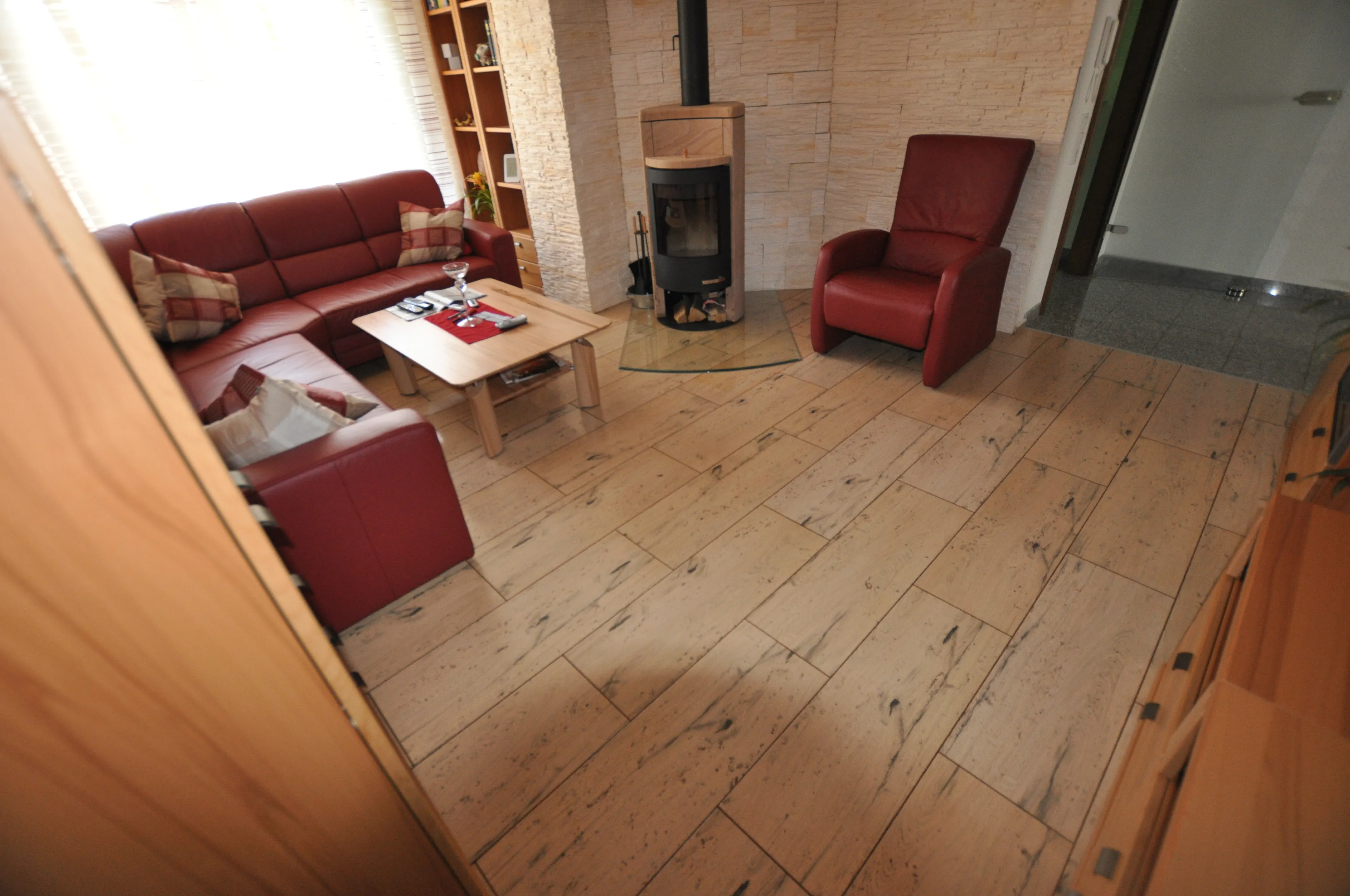 Bedruckter Korkboden in Holzoptik im Raum