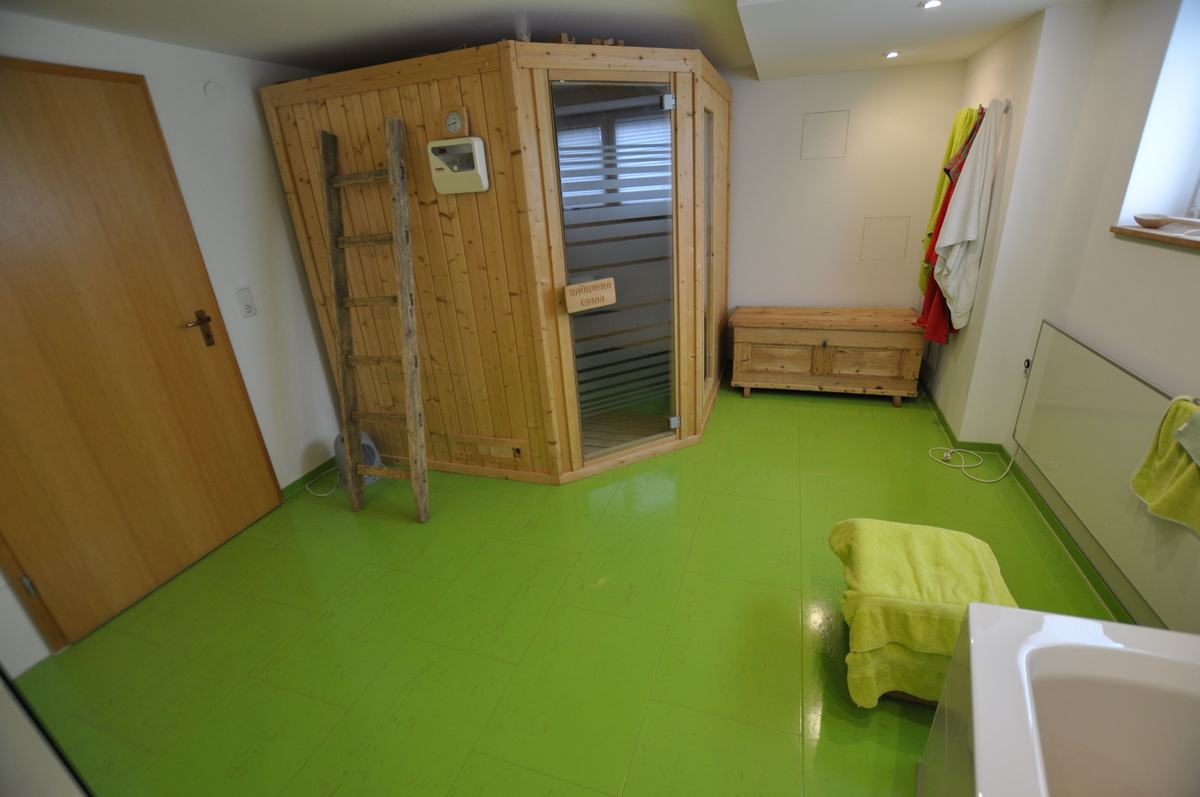 Colour Gruen Bad Sauna Riedstadt – Korkboden Referenz von Naturo Bodenbeläge