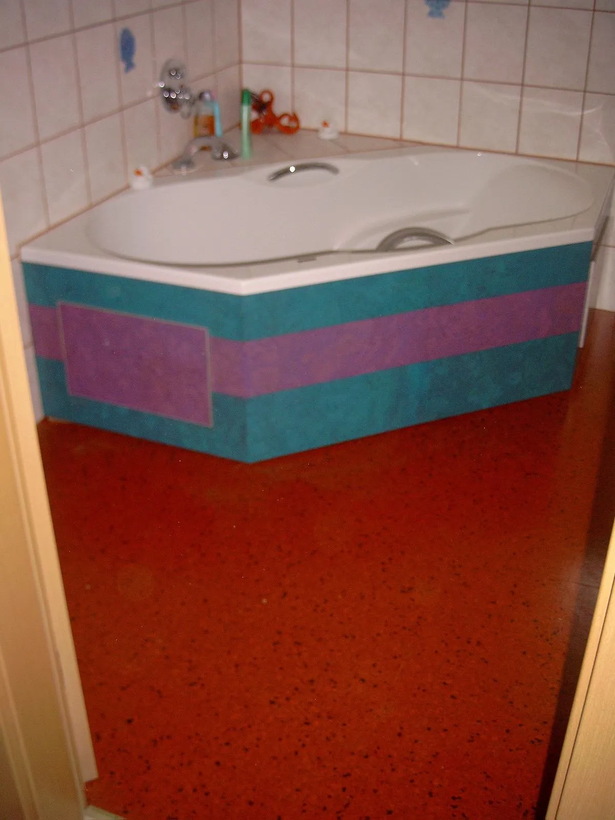 Colour Rot Tuerkis Lila Bad Badewanne Verkleidung Rodheim – Korkboden Referenz von Naturo Bodenbeläge
