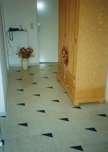 Modern Creme Custom Einleger Dreiecke Schwarz Flur – Korkboden Referenz von Naturo Bodenbeläge
