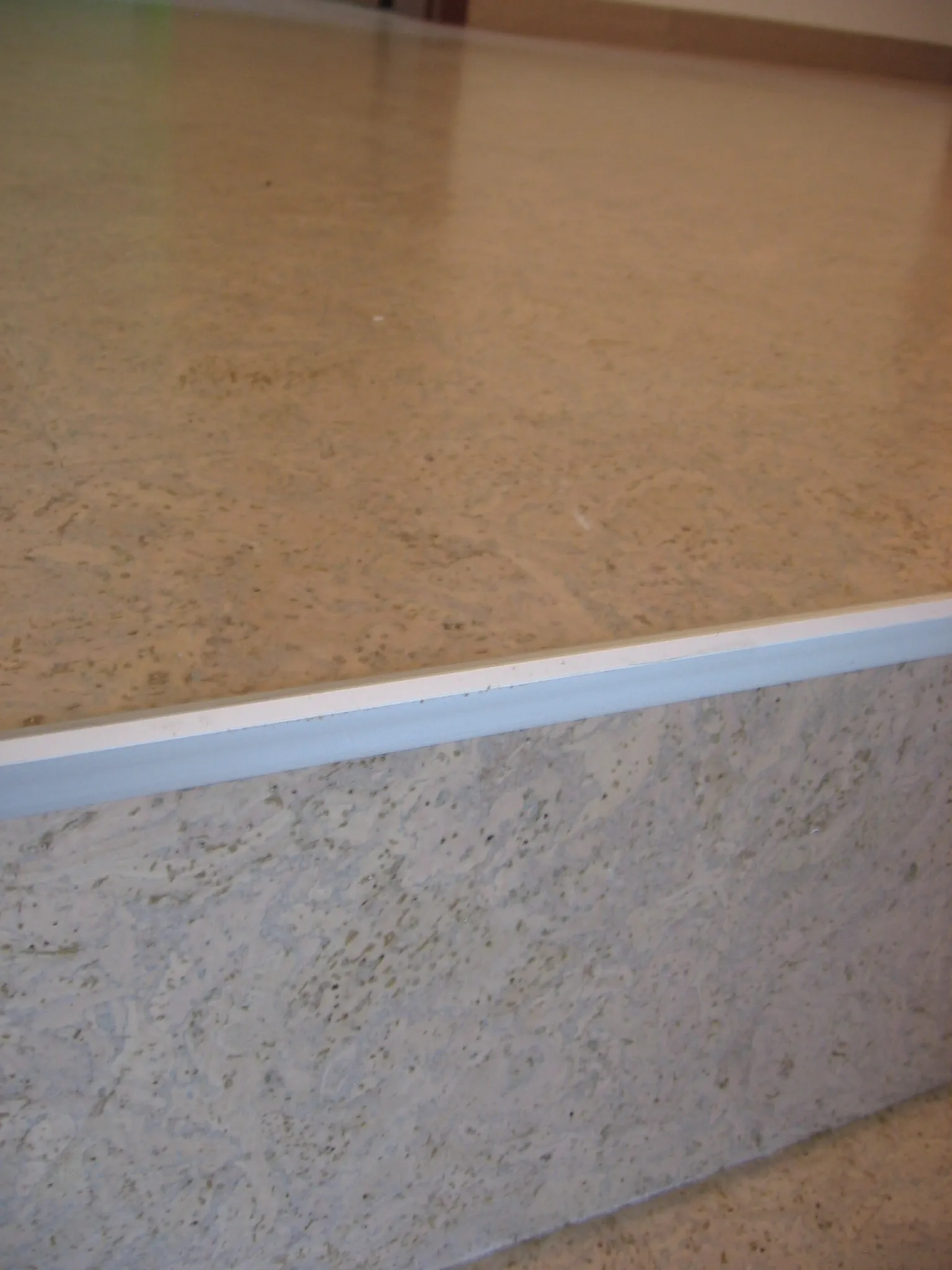 Modern Estoril Creme Treppe – Korkboden Referenz von Naturo Bodenbeläge