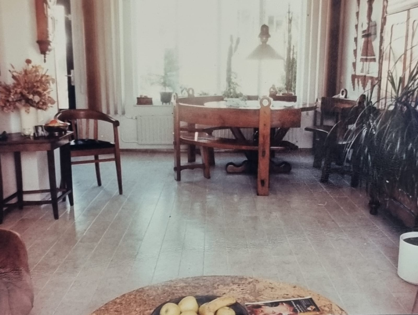 Weiße Dielen aus Kork im Wohnzimmer