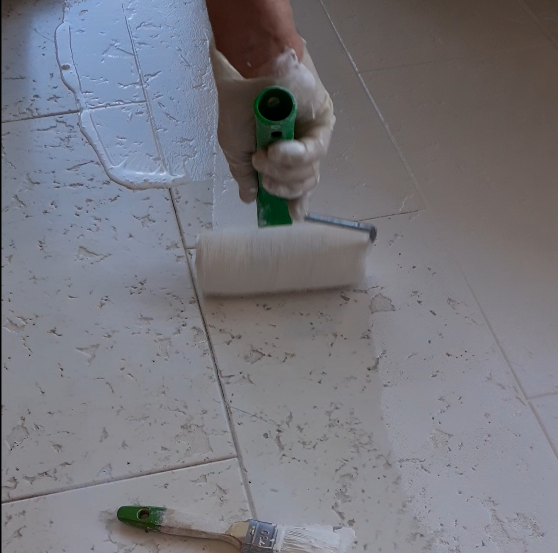 Handwerker bei der Aufarbeitung eines Korkbodens