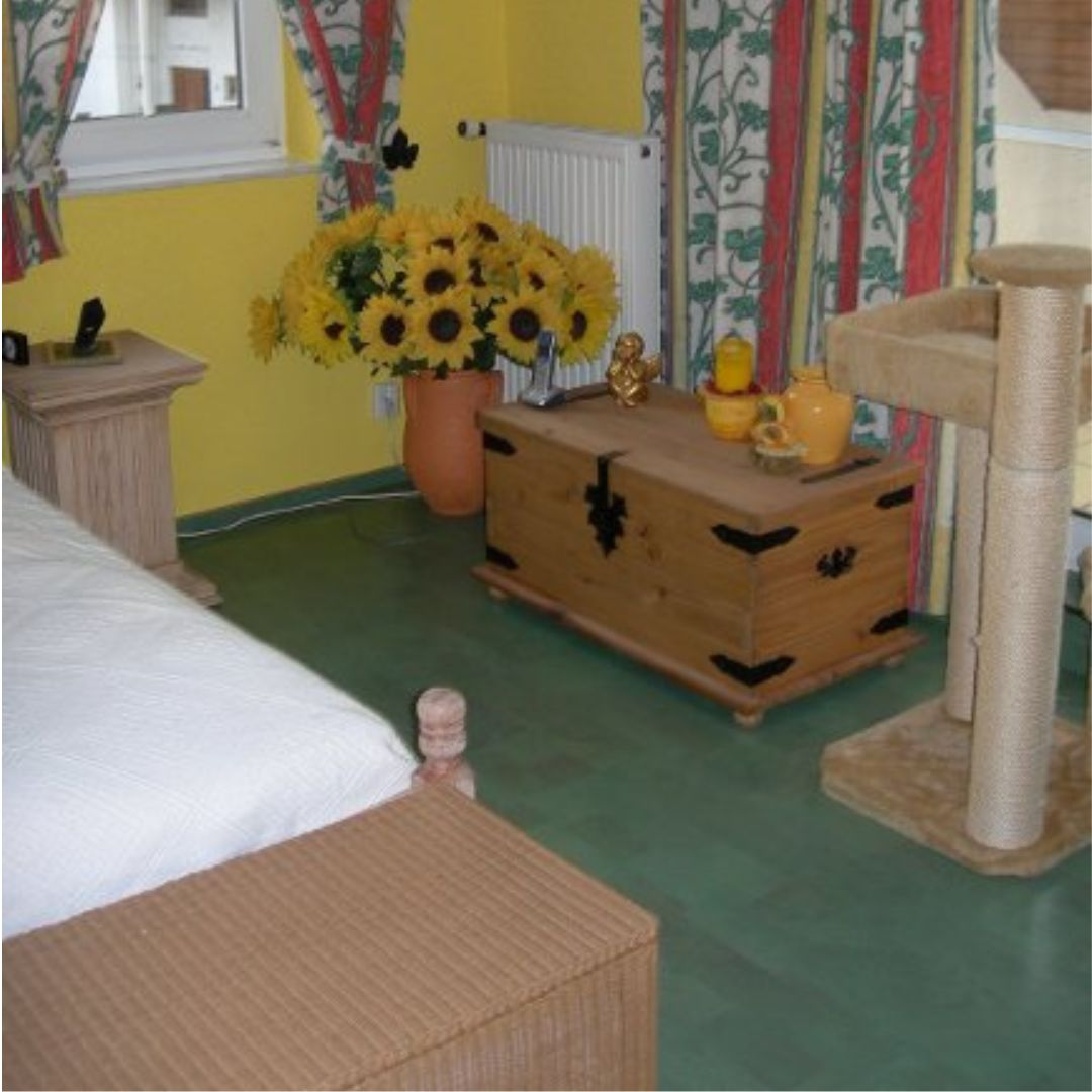 Klebekork im Schlafzimmer grün