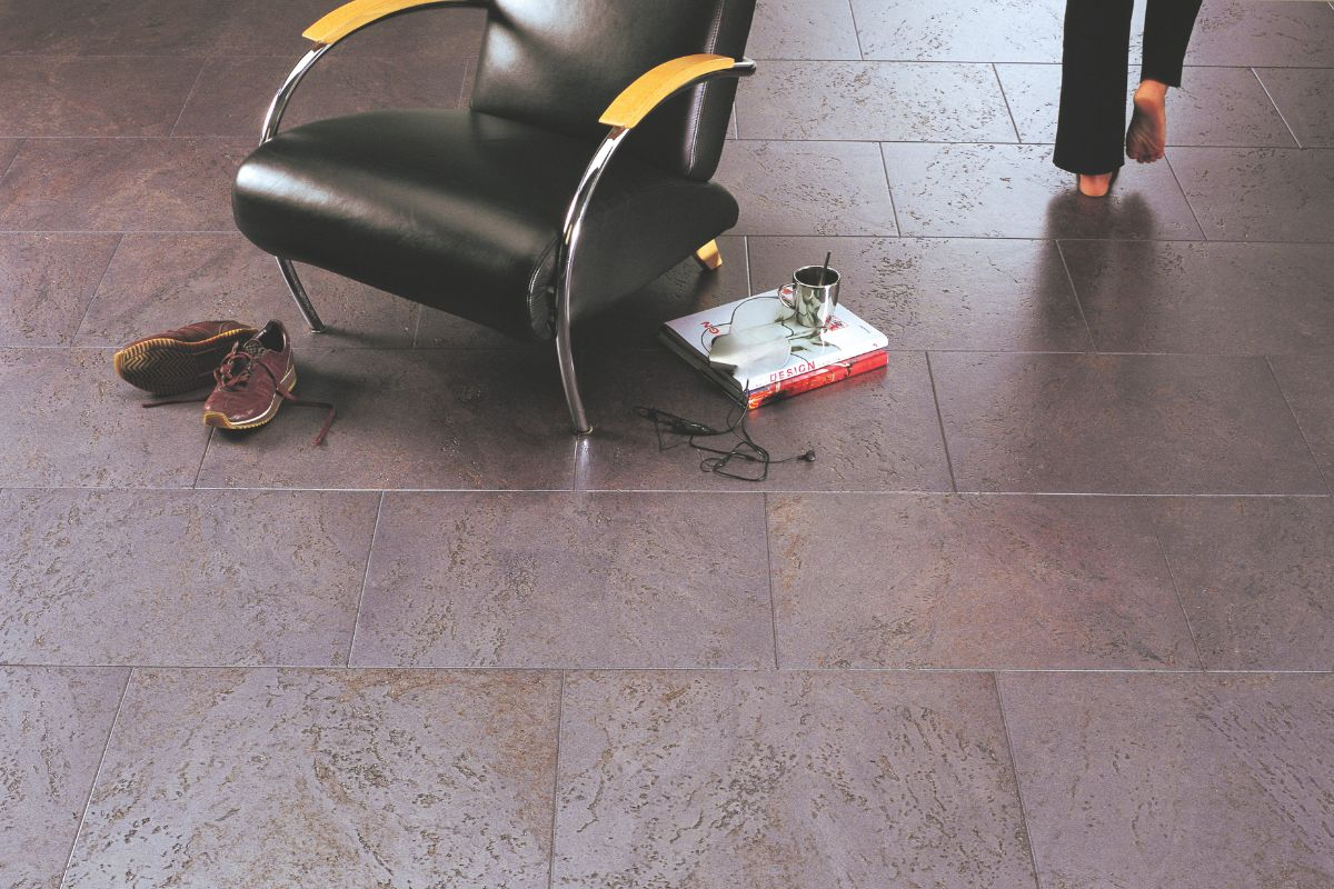 Stony Kork Klebekork – vollflächig verklebt in Fliesenoptik, dunkel